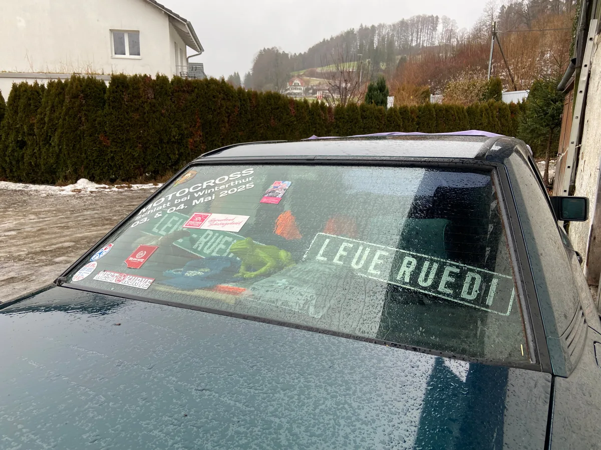 Auf der Hutablage in Schiessers Auto gibt es zwei Schilder mit «Leue-Ruedi».